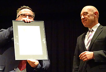 Übergabe der Urkunde als Gemeindebürger durch Christian Haltner