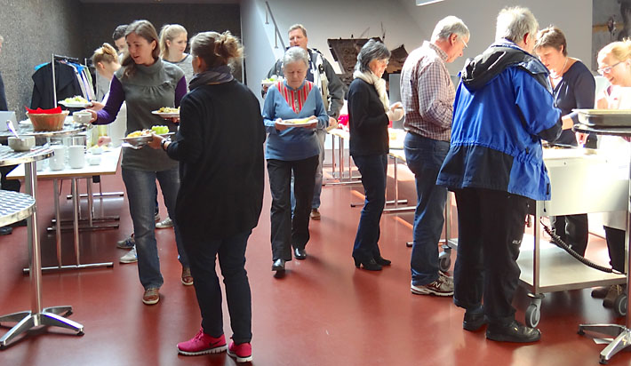 Das feine Buffet aus abgelaufenen Lebensmitteln findet regen Zuspruch