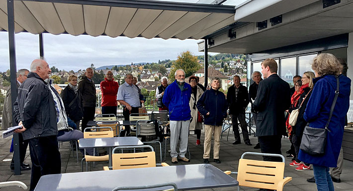 Beginn des Dorfumgangs auf der Terrasse des Alterszentrums Lanzeln; Begrüssung durch SP-Präsident Rafael Mörgeli. Die Referate im ersten Teil des Umgangs hält Hansueli Scheller; hier bei der «Batterie» im Kirchbühl Süd: