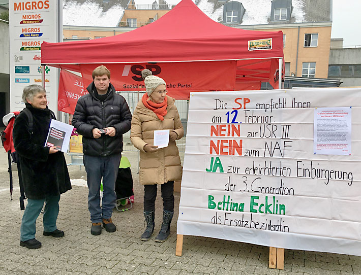Bei sehr frischem Wetter - minus 6 Grad und etwas Bise - haben SP-Mitglieder unverdrossen im Zentrum von Stäfa über die kommende Abstimmung informiert.